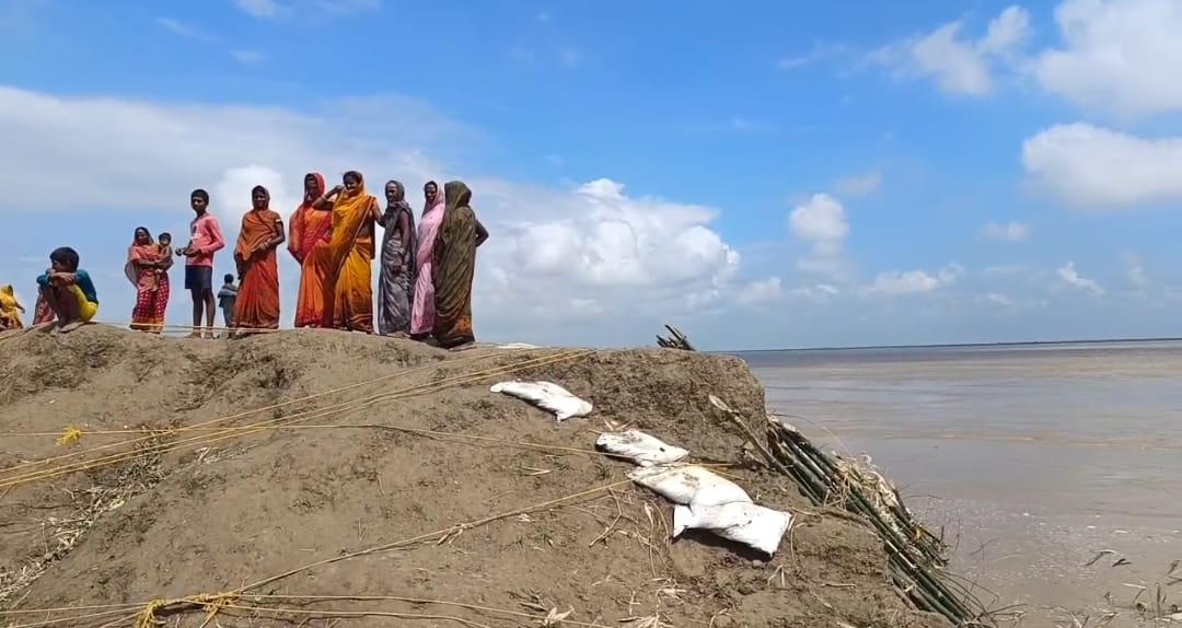 गृह प्रवेश से पहले ही गंगा में समा गया गरीब महिला का आशियाना, चायचक में कटाव से मचा कोहराम