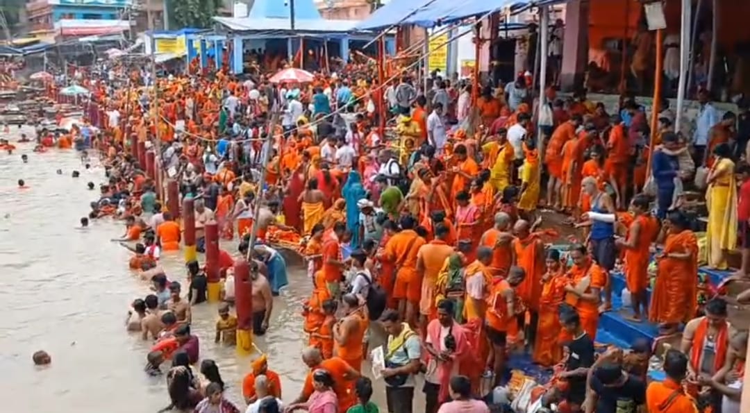 सावन की अंतिम सोमवारी पर अजगैबीनाथ धाम में उमड़ा श्रद्धा का सैलाब, लाखों कांवरियों ने किया जलाभिषेक