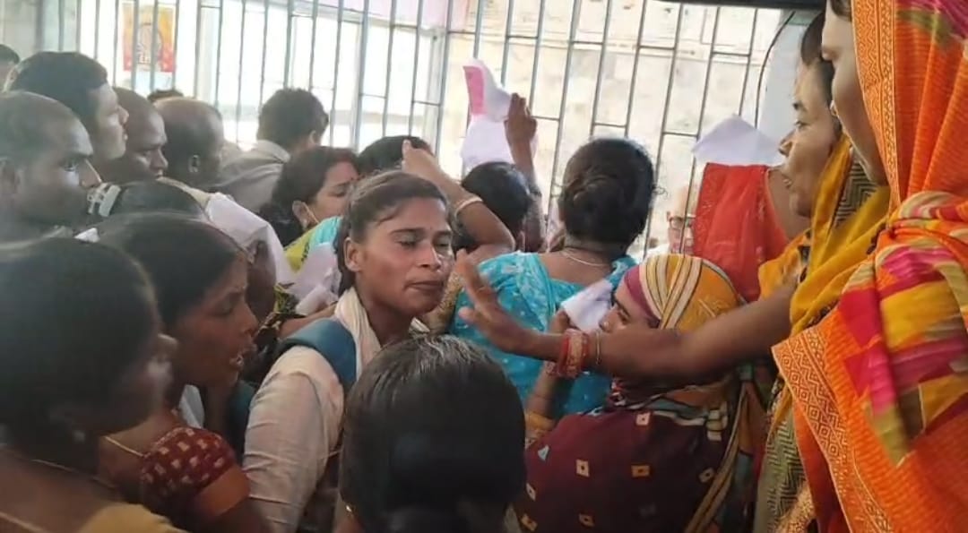 मायागंज अस्पताल में चिट्ठा कटवाने को लेकर मरीजों में भिड़ंत, गार्ड की तत्परता से टली अनहोनी