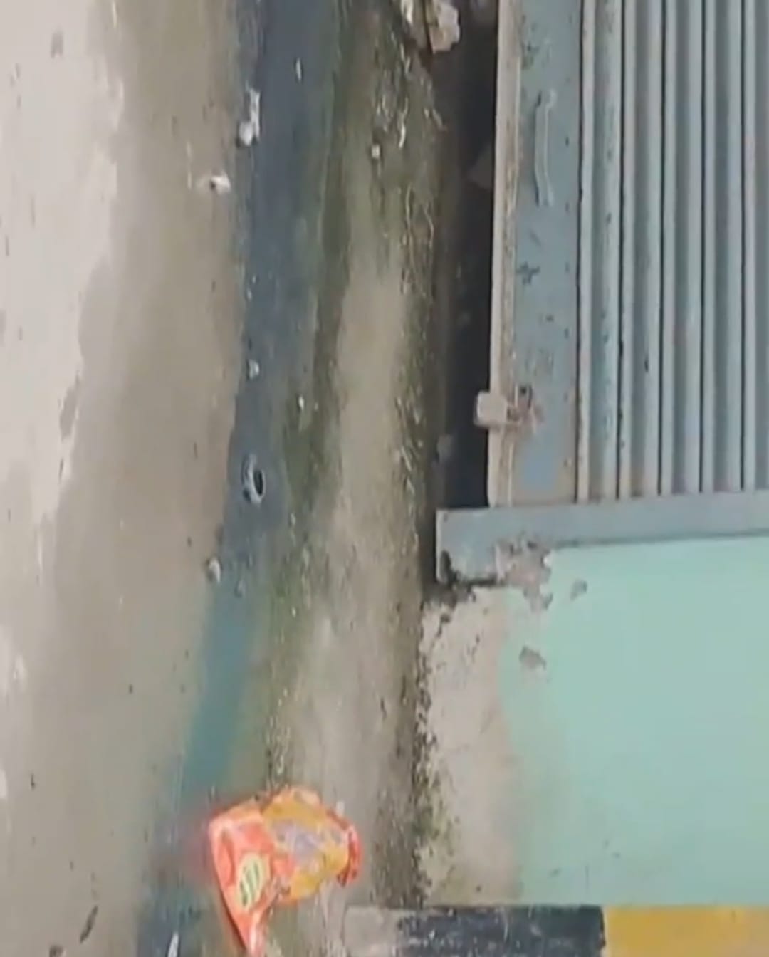 नौगछिया के भवानीपुर में सड़क पर बह रहा गंदा पानी, ग्रामीण परेशान, प्रशासन से कार्रवाई की मांग