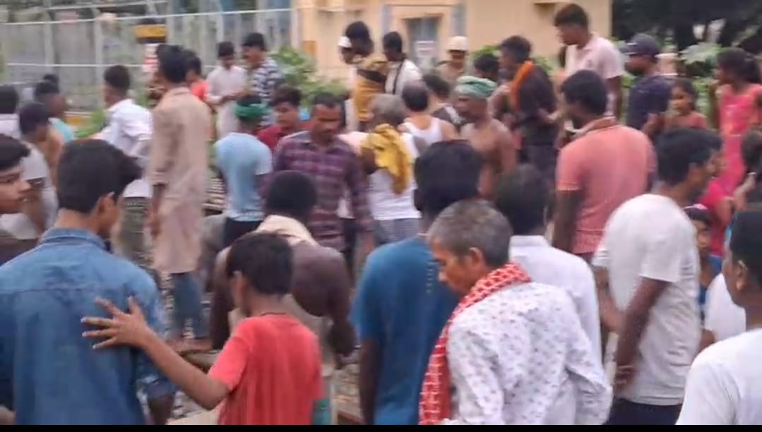 नाथनगर में ट्रेन हादसा: लोकमान्य तिलक एक्सप्रेस की चपेट में आकर 9 भैंसों की मौत, बाढ़ पीड़ित पशुपालकों पर नया संकट