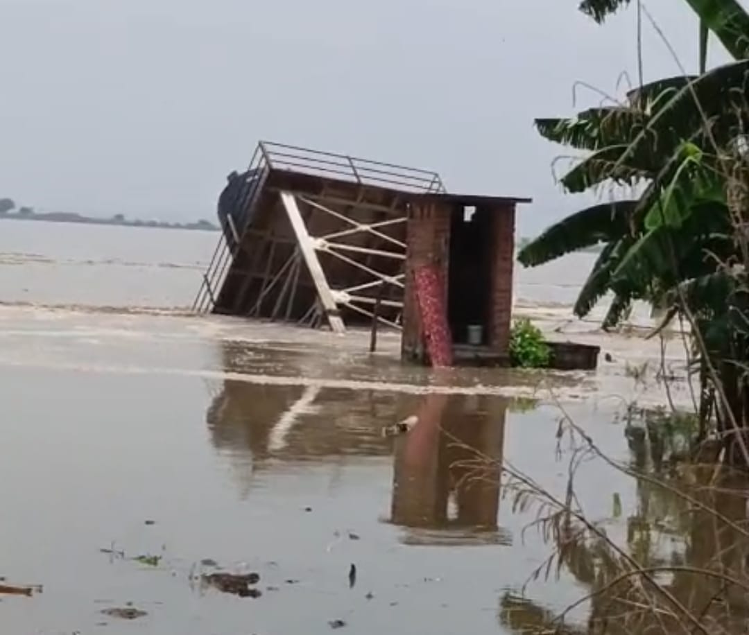 गोपालपुर में गंगा कटाव का कहर, जलमीनार बहते हुए कैमरे में कैद