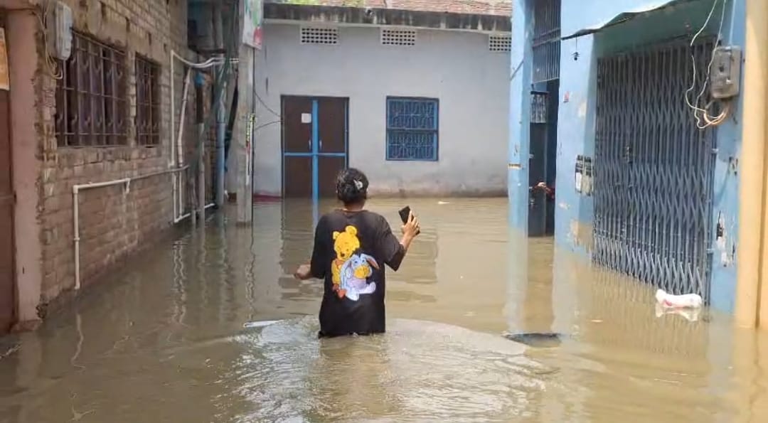 भागलपुर शहर में बाढ़ का पानी घुसा, लोग घरों में कैद
