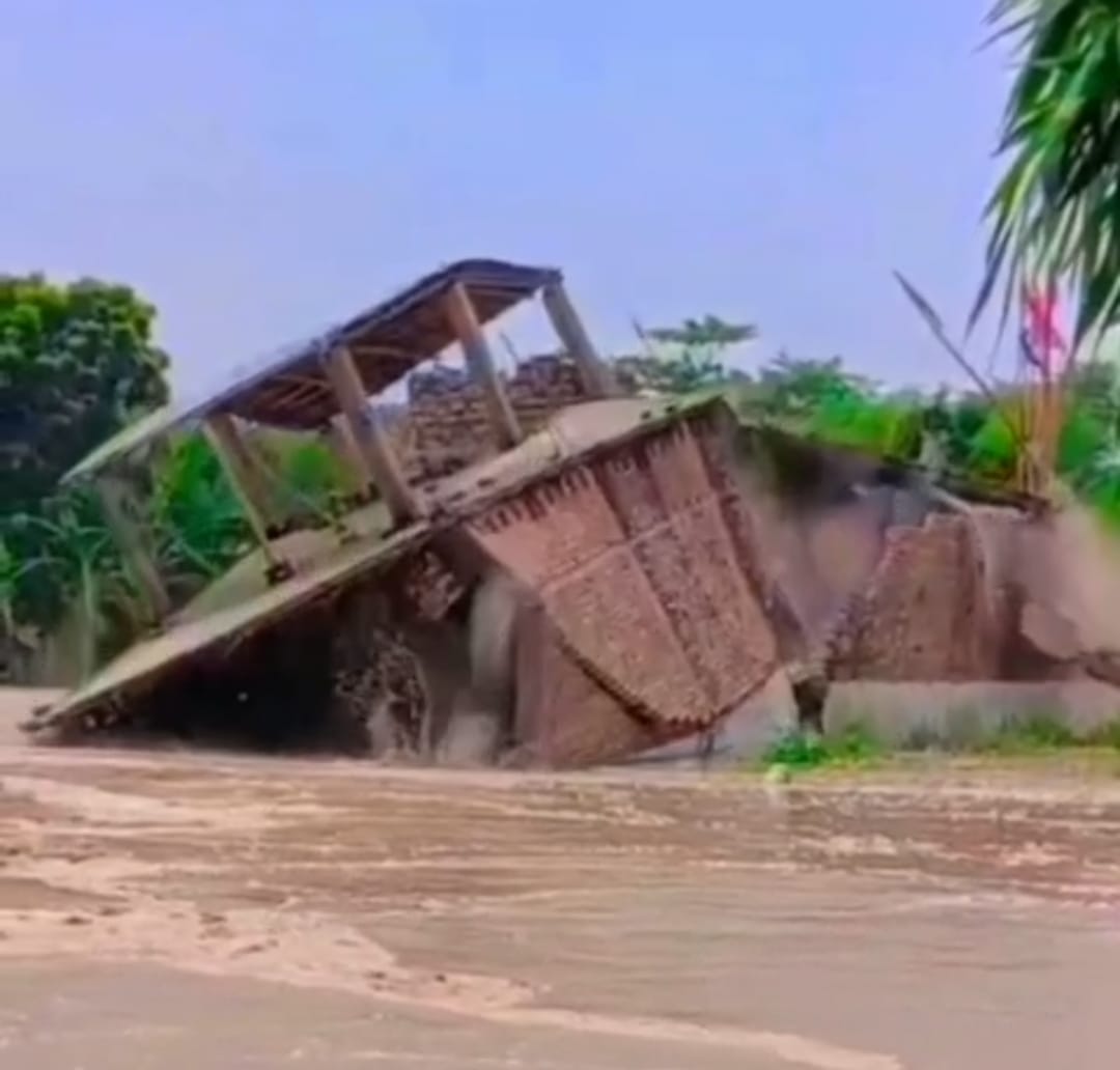 भागलपुर में गंगा का भीषण कटाव: 12 सेकंड में पक्का घर नदी में समाया, दहशत में ग्रामीण