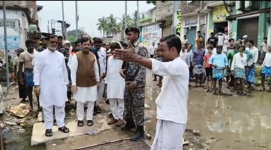 नाथनगर पहुंचे शाहनवाज हुसैन, बोले – वार्ड 4 में भी लगे राहत कैंप, मवेशियों के चारे की भारी कमी