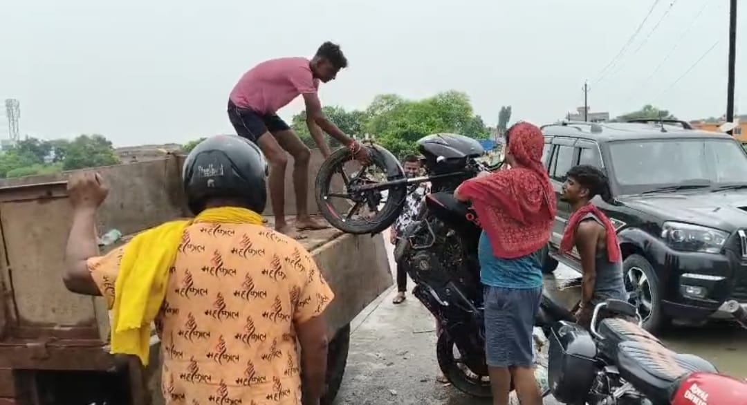 मुसीबत में भी कमाई का धंधा – NH पर बाइक पार कराने के नाम पर हो रही उगाही