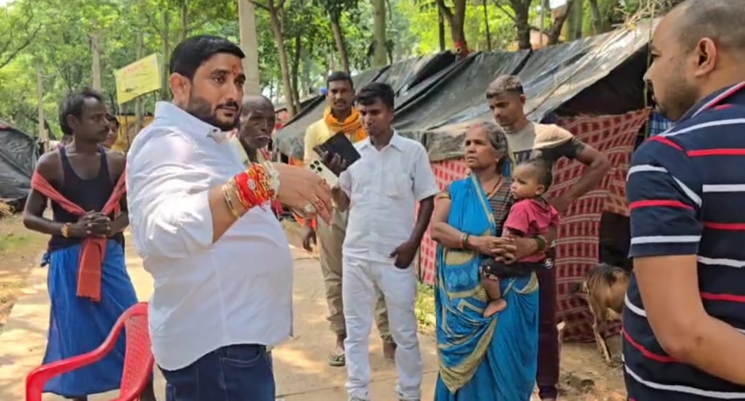 बाढ़ पीड़ितों के बीच लोजपा रामविलास के विजय यादव का लगातार दौरा, विधायक की गैरमौजूदगी पर जताया आक्रोश