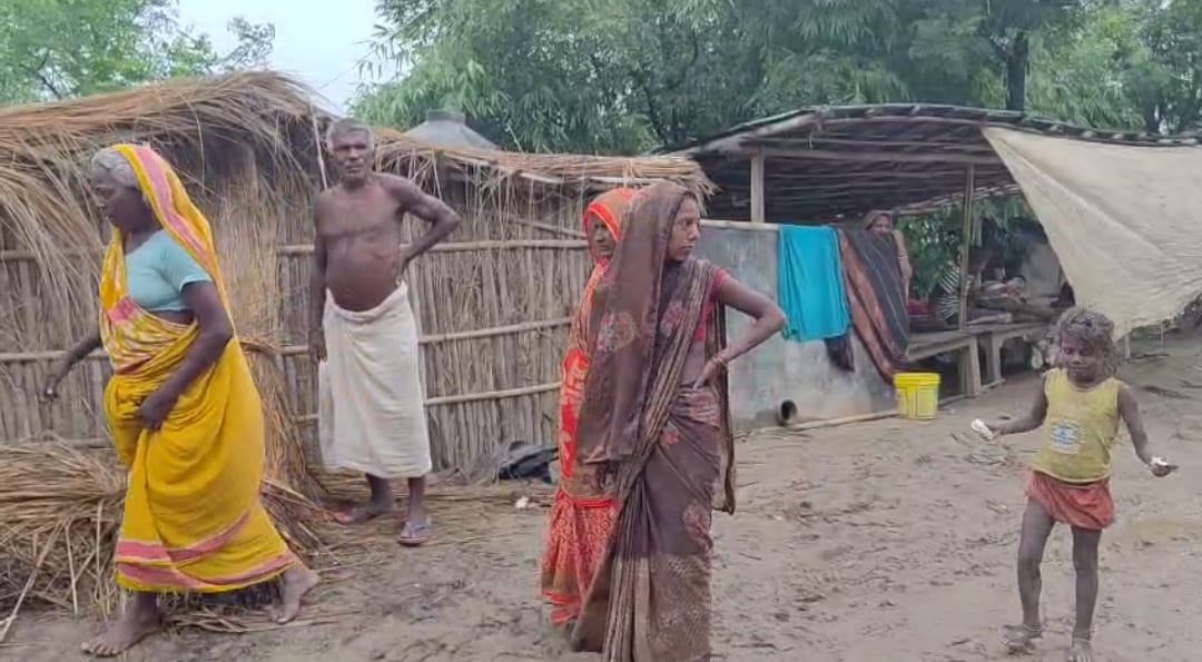 गोपालपुर में बाढ़ का दर्द: भूख और बेबसी के साए में जिंदगी की जंग