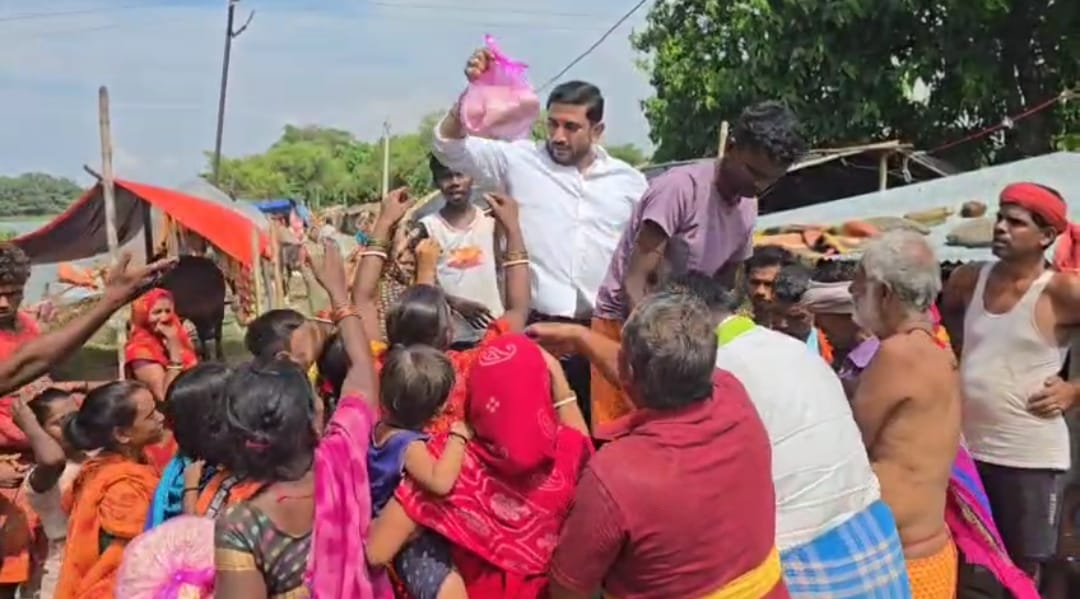 रसीदपुर बैरिया में बाढ़ पीड़ितों के बीच पहुंचे विजय यादव, राहत सामग्री वितरित कर बढ़ाया हौसला