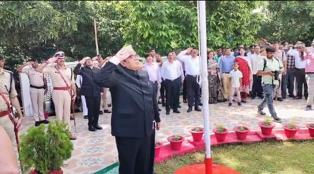 भागलपुर में झंडोत्तोलन का जश्न: सरकारी कार्यालयों में गूंजा देशभक्ति का जज़्बा