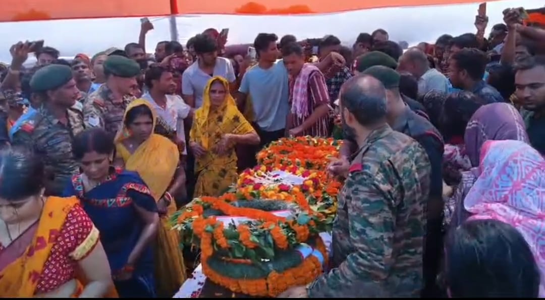 बाढ़ के बीच गूंजे जयकारे, कंधों पर निकली शहीद अंकित की अंतिम यात्रा