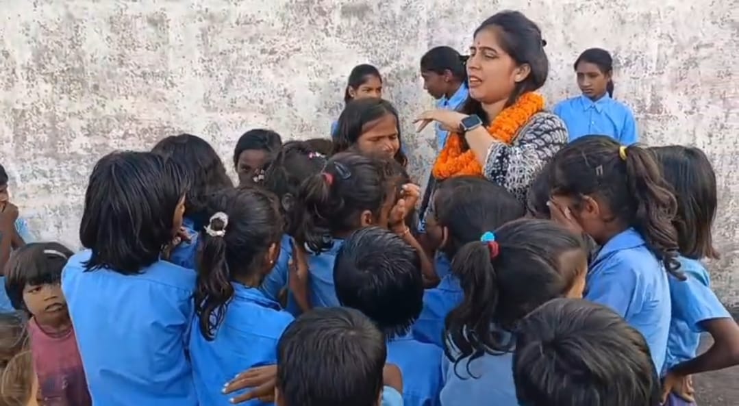 धनपाल टोला विद्यालय में भावुक विदाई, बच्चों की आंखों में छलक पड़े आंसू