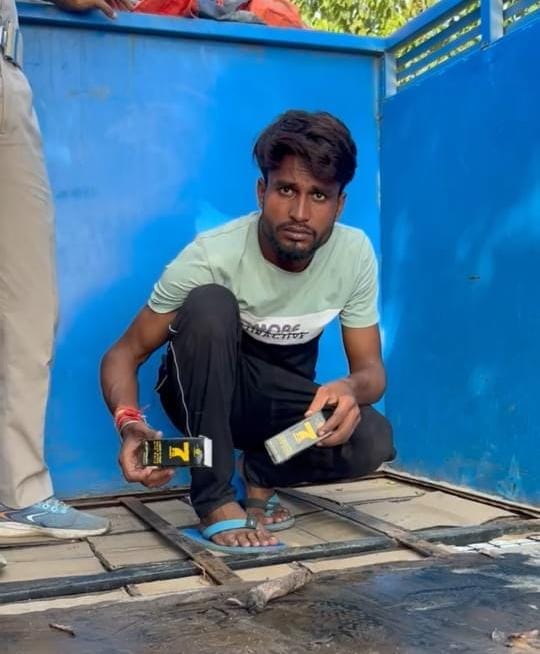 भागलपुर में पिकअप से 233 लीटर अवैध विदेशी शराब बरामद, चालक गिरफ्तार