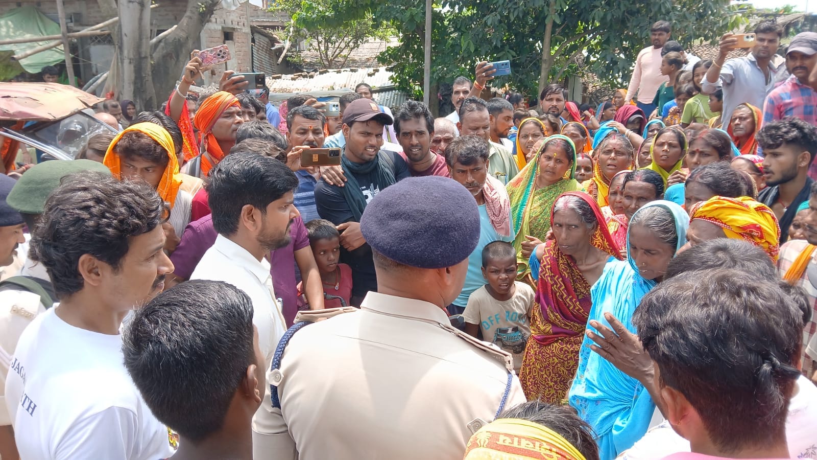 गनगनिया पंचायत में मुआवजा न मिलने से बाढ़ पीड़ितों ने किया सड़क जाम, अधिकारियों के आश्वासन पर टूटा जाम