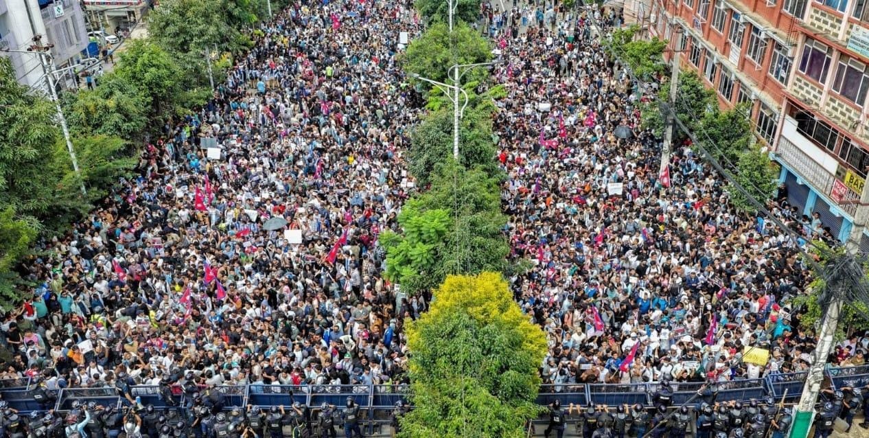 नेपाल में सोशल मीडिया बैन के खिलाफ बवाल: संसद घेराव के बाद सरकार ने हटाया प्रतिबंध