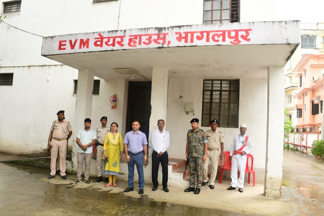 डी.एम ने किया ई.वी.एम/वी.वी.पैट वेयरहाउस का त्रैमासिक निरीक्षण