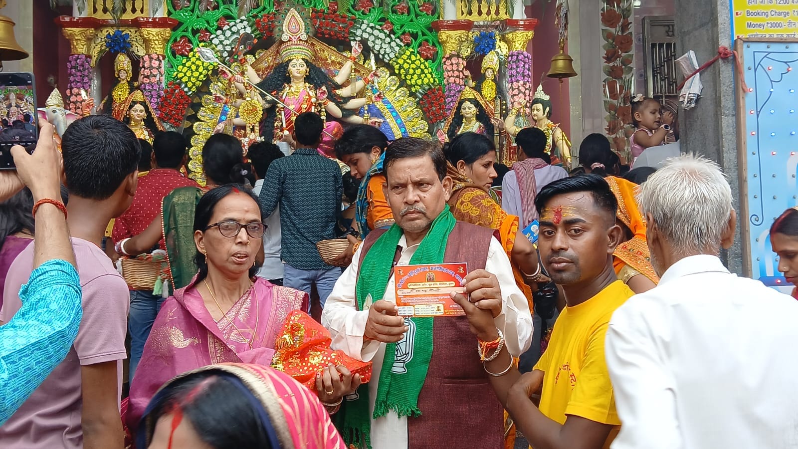 शारदीय नवरात्र की अष्टमी पर बड़ी दुर्गा मंदिर में उमड़ी आस्था की भीड़