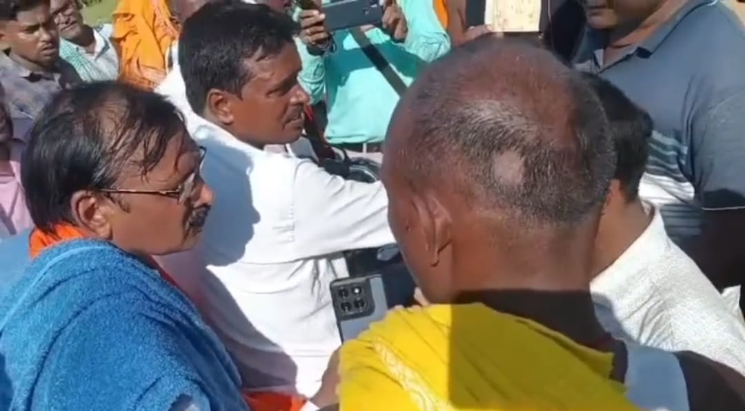कहलगांव में बीजेपी विधायक पवन यादव का विवाद, युवक से धक्का-मुक्की और अपशब्द का वीडियो वायरल