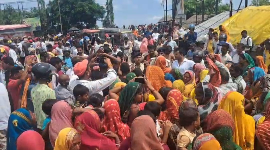 बाढ़ पीड़ितों का जोरदार प्रदर्शन, दोगच्छी मोड़ पर सड़क जाम कर की नारेबाजी