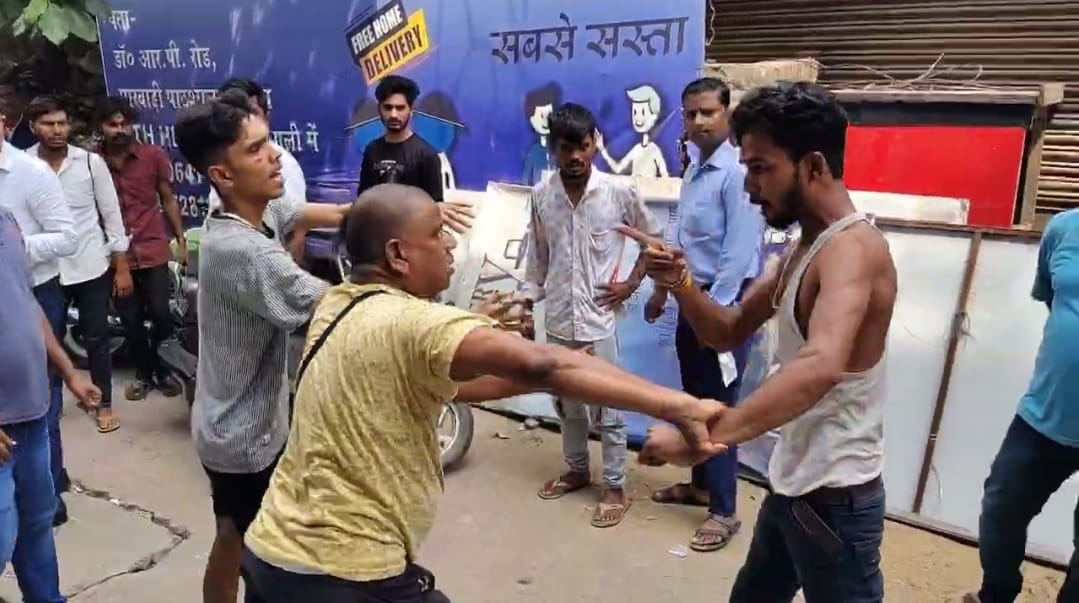 भागलपुर में सड़क पर बवाल, दुकानों के स्टाफ के बीच जमकर मारपीट, एक लहूलुहान