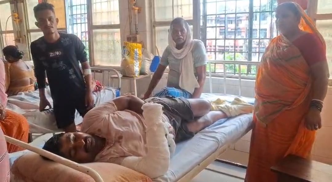 भागलपुर में वाहन पार्किंग को लेकर दो गुटों में भिड़ंत, लाठी-डंडे से पीटकर युवक को किया गंभीर रूप से घायल