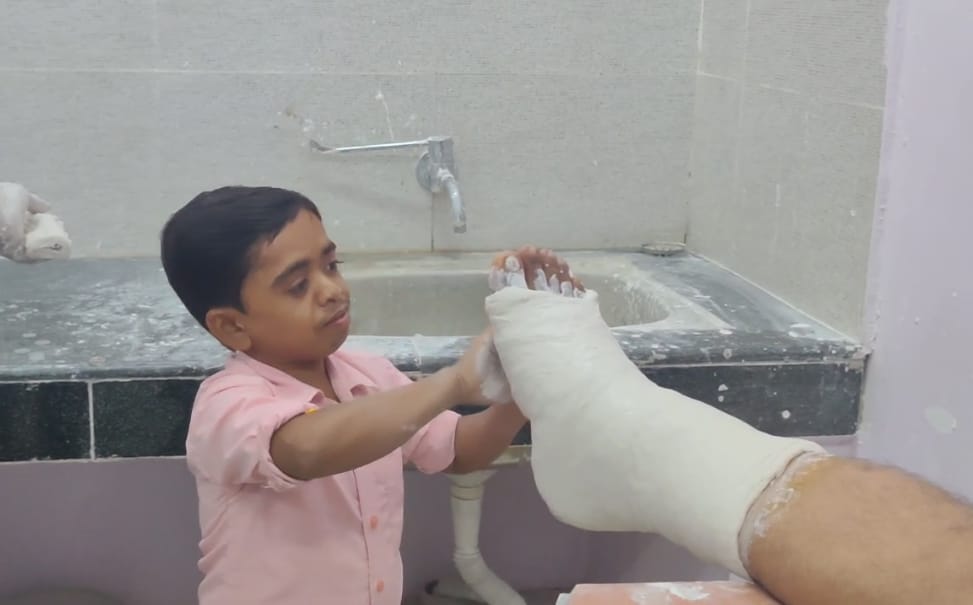 भागलपुर के मुकेश मंडल की हिम्मत को सलाम – 3 फीट कद के बावजूद बने ड्रेसर, पीएम मोदी के जन्मदिन पर ज्वाइन किया पद