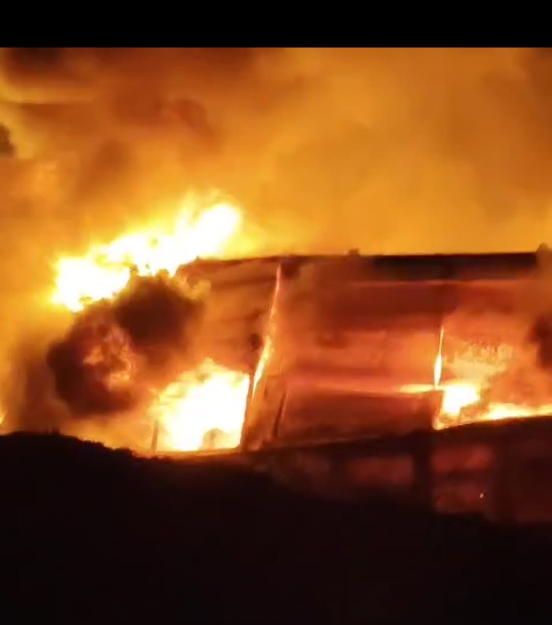 धधकती आग में राख हुई एम्बुलेंस, ग्रामीणों की बहादुरी से बचीं जानें – हादसे ने खोली ग्रामीण सड़कों की पोल