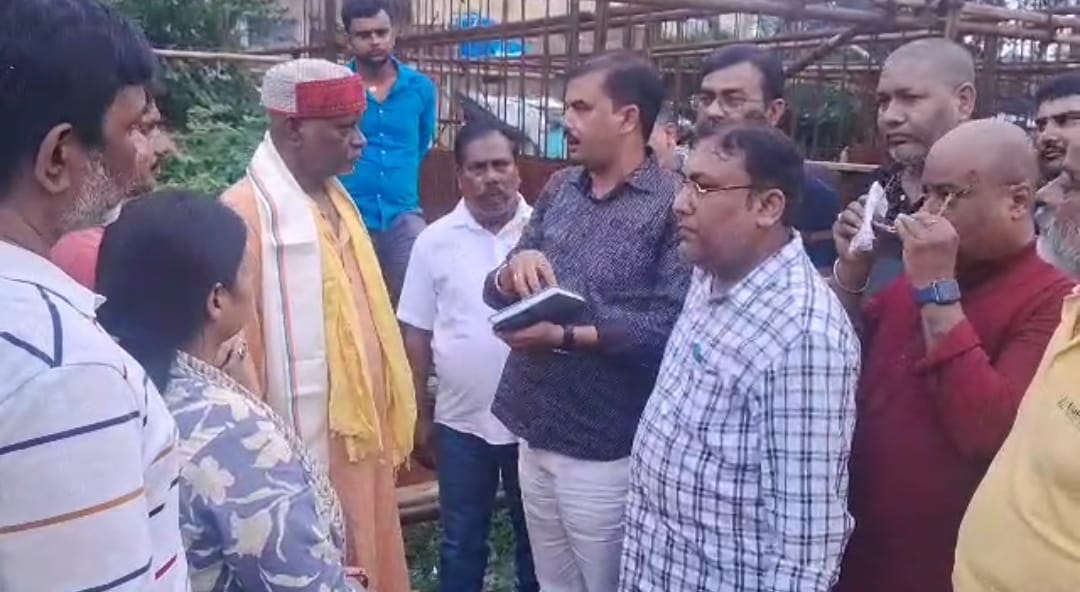 भीखनपुर में रेलवे अंडरपास निर्माण पर बवाल, ग्रामीणों का विरोध तेज, सांसद अजय मंडल पहुंचे मौके पर