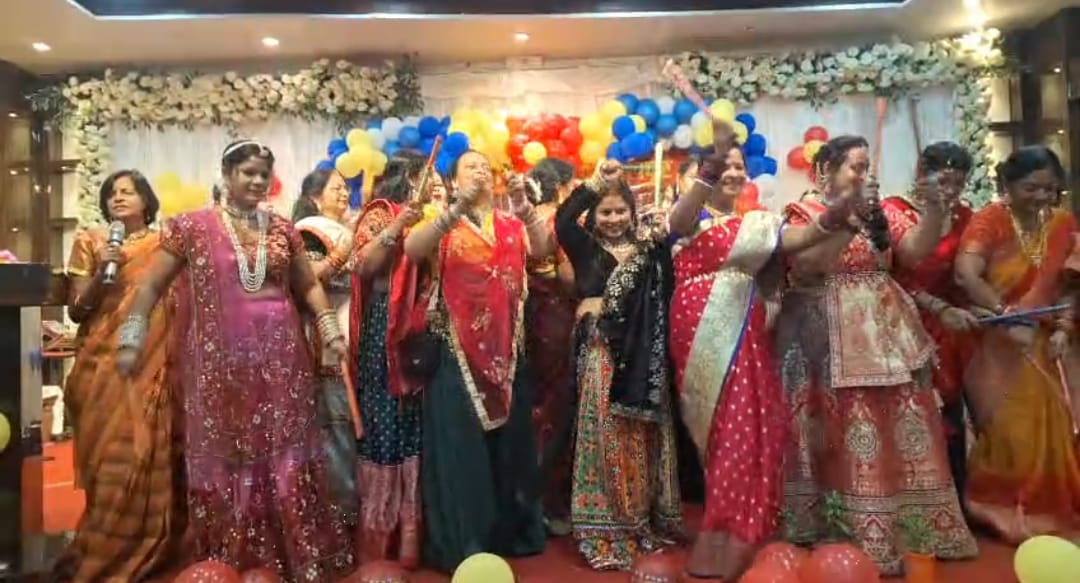 भागलपुर में नवरात्र की पहली पूजा पर रंगारंग डांडिया, महिलाओं ने बिखेरा जलवा