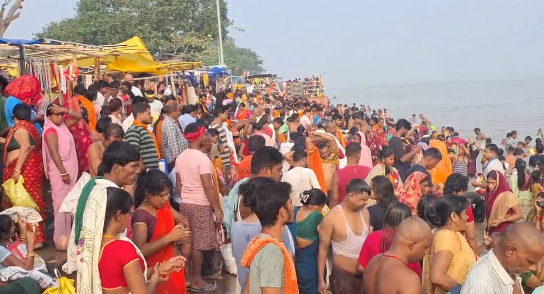 शारदीय नवरात्र की शुरुआत, गंगा घाटों पर उमड़ी श्रद्धालुओं की भीड़