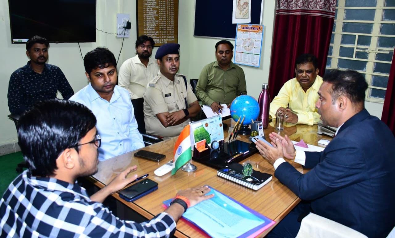 डीएम ने किया मीडिया सेंटर का निरीक्षण, सोशल मीडिया मॉनिटरिंग टीम को किया और मजबूत: व्हाट्सएप ग्रुप से बढ़ेगी चुनावी निगरानी की रफ्तार