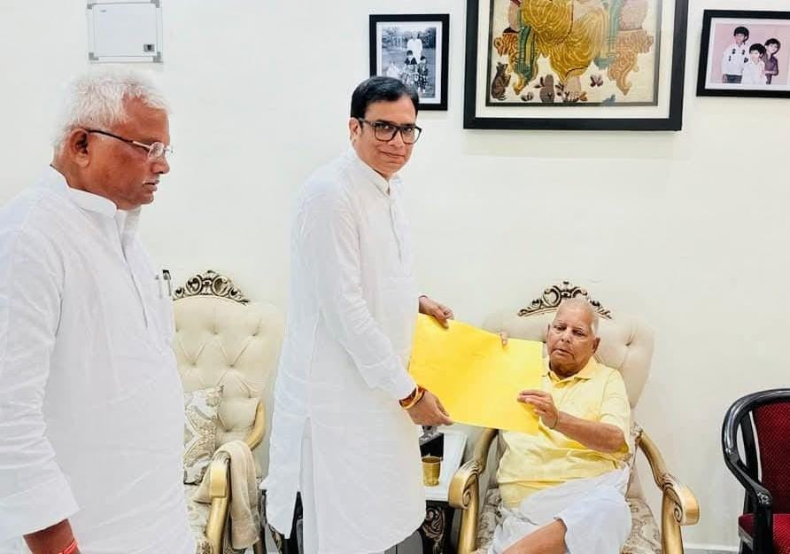 महागठबंधन में सीट शेयरिंग पर सस्पेंस, लेकिन लालू ने शुरू की सिंबल बांटने की तैयारी