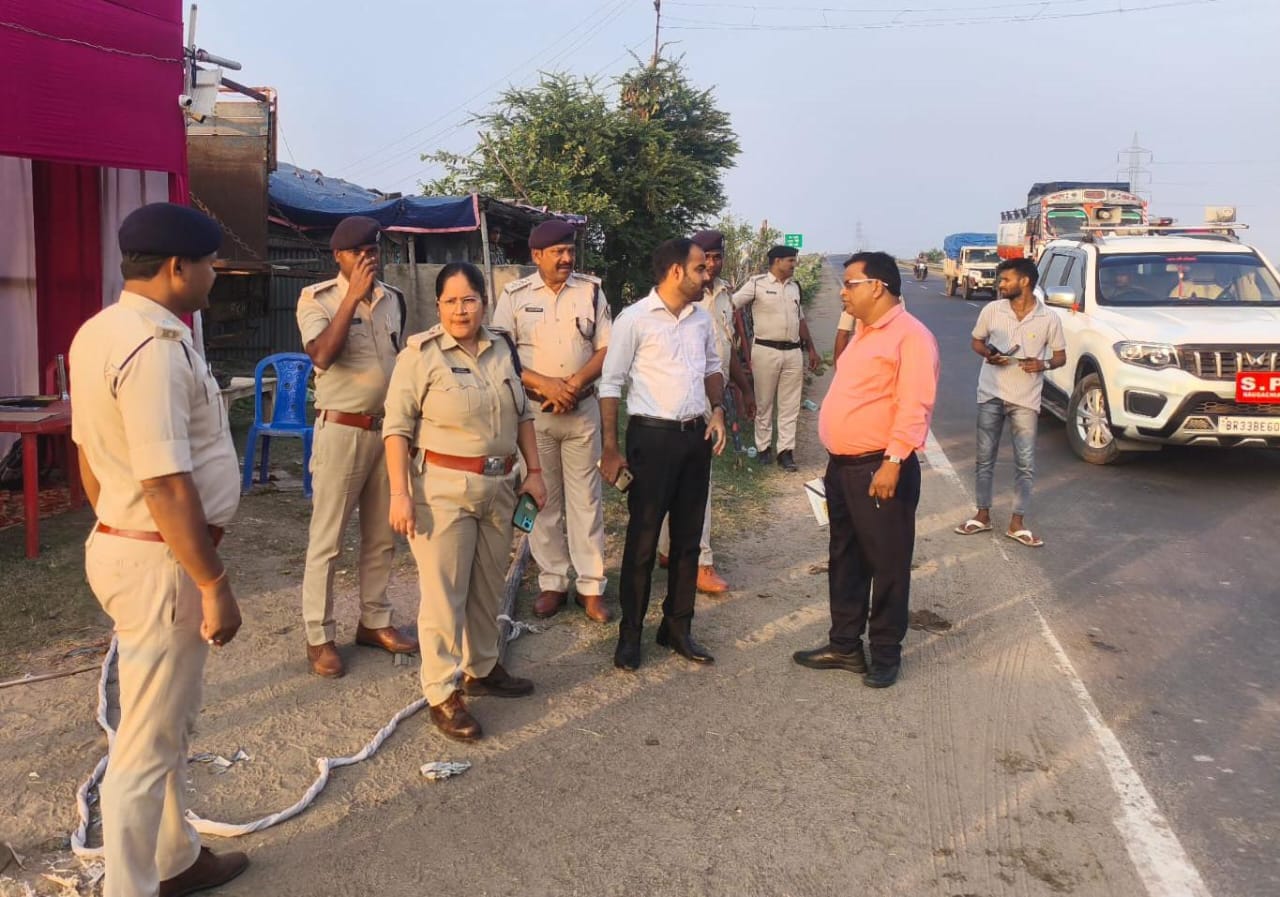 नवगछिया एसपी प्रेरणा कुमार और एसडीएम ऋतुराज सिंह ने SST चेक पोस्ट का जायजा लिया
