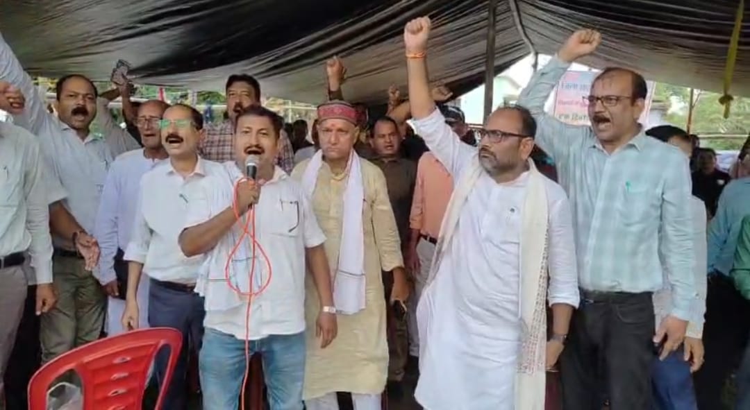 भागलपुर में फूटा शिक्षकों का गुस्सा, बकाया वेतन को लेकर शिक्षा विभाग के खिलाफ आमरण अनशन शुरू