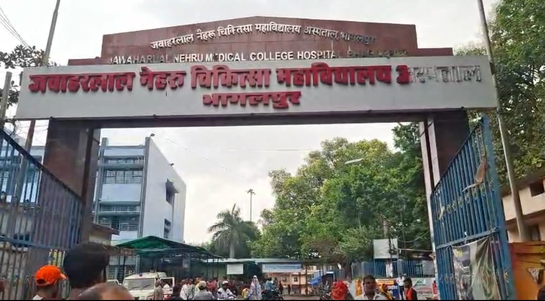 भागलपुर में दर्दनाक हादसा: ससुराल जा रहे युवक को तेज रफ्तार पिकअप ने कुचला, पत्नी और बच्ची पर टूटा दुखों का पहाड़