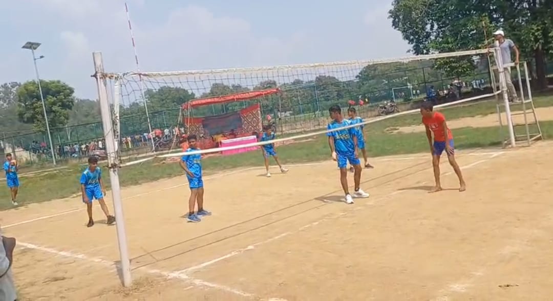 सुविधा शून्य, हौसला बुलंद — सरकारी स्कूल के बच्चों ने मैदान में दिखाया जज्बा, जब स्कूल ने कहा ‘खेल के क्या करोगे’