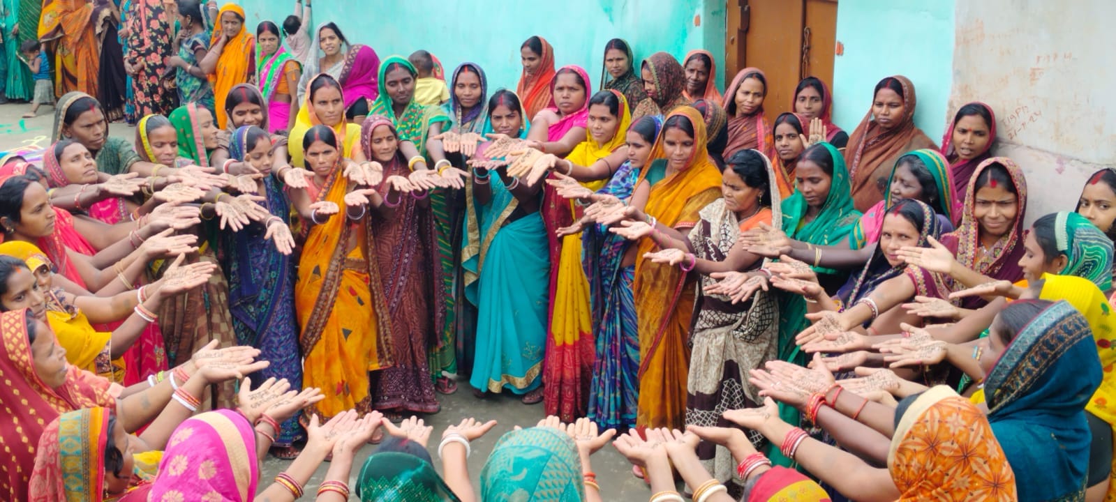 गोपालपुर में जीविका दीदियों ने संभाली मतदाता जागरूकता की कमान, रंगोली और मेहंदी से दिया मतदान का संदेश