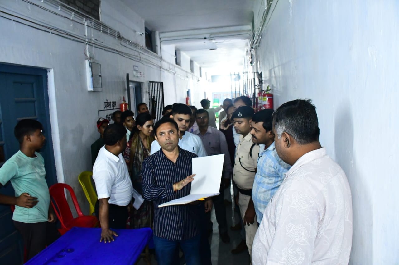 डीएम डॉ. नवल किशोर चौधरी ने किया ईवीएम कमीशनिंग का निरीक्षण, शांतिपूर्ण मतदान की तैयारी अंतिम चरण में