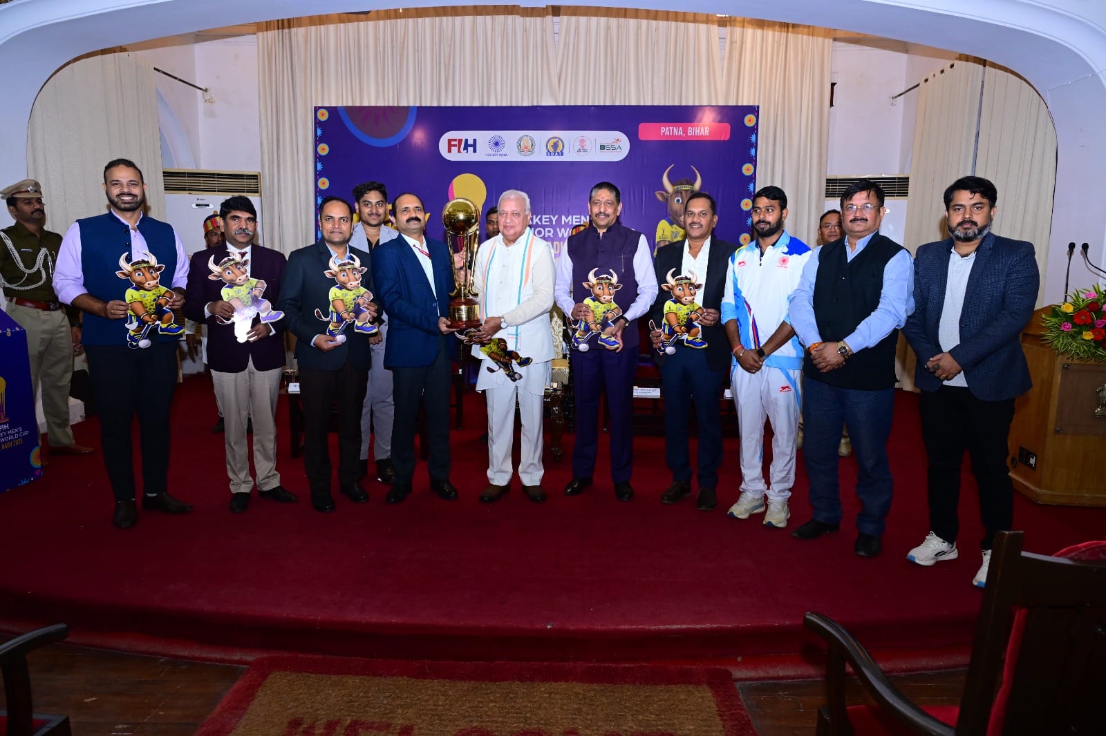 पटना में हॉकी जूनियर वर्ल्ड कप ट्रॉफी का भव्य स्वागत, राजभवन में हुआ अनावरण