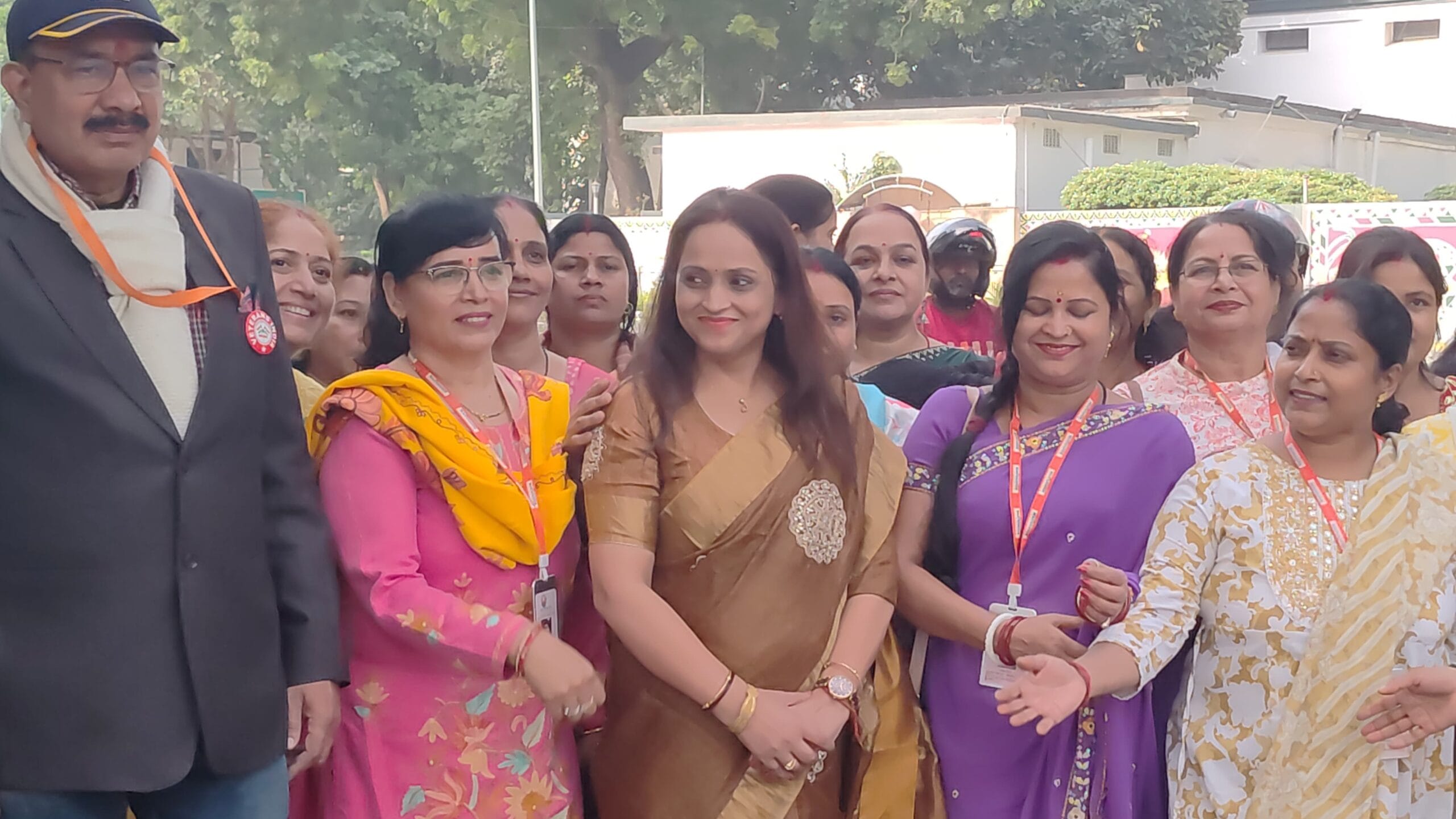 सैंडिश कंपाउंड में एंट्री शुल्क समय बदलने की मांग तेज, मां आनंदी संस्था ने डीएम को सौंपा ज्ञापन