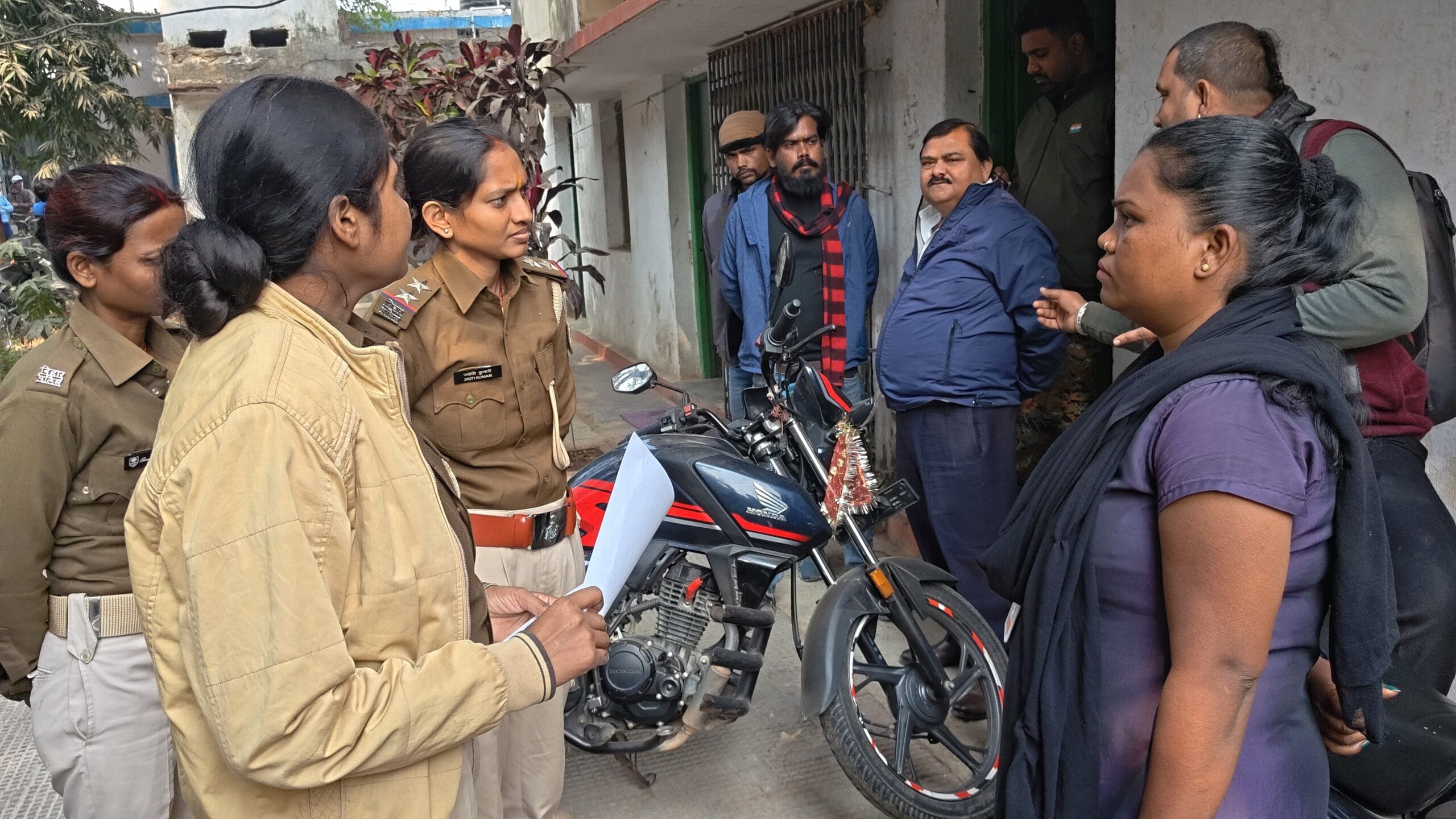 सैंडिस कंपाउंड में महिला कर्मी से छेड़खानी का आरोप, गबन के दावे से उलझा मामला