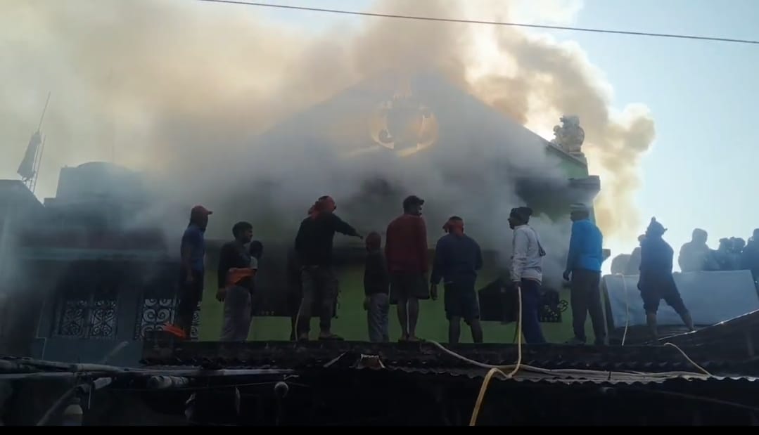 शॉर्ट सर्किट से उजड़ी रोज़ी-रोटी: पीरपैंती के प्यालापुर में किराना दुकान में भीषण आग, लाखों का नुकसान