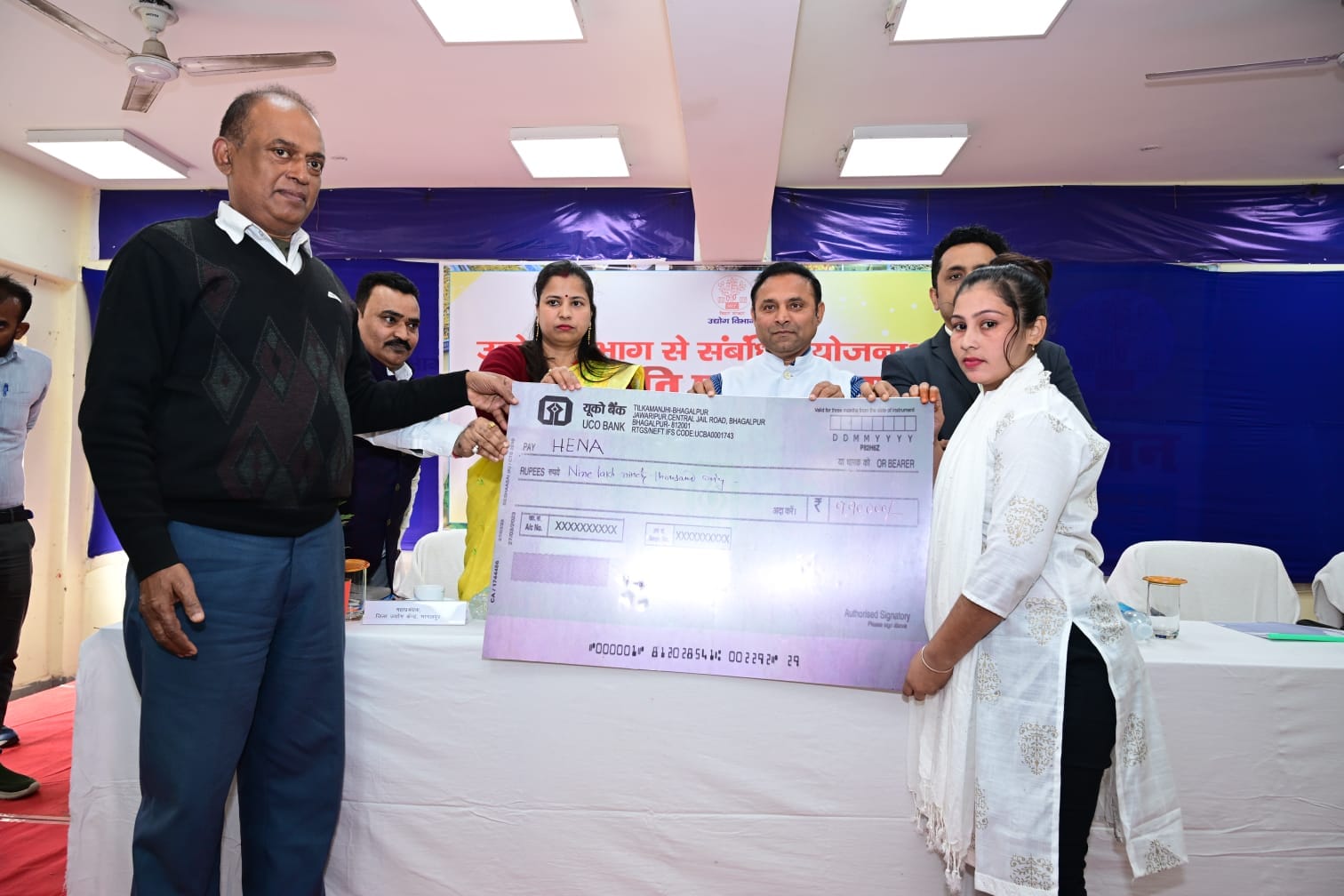 रेशम भवन में सजा रोजगार का मंच, जिलाधिकारी ने उद्यमियों को बांटे ऋण चेक, बढ़ाया हौसला