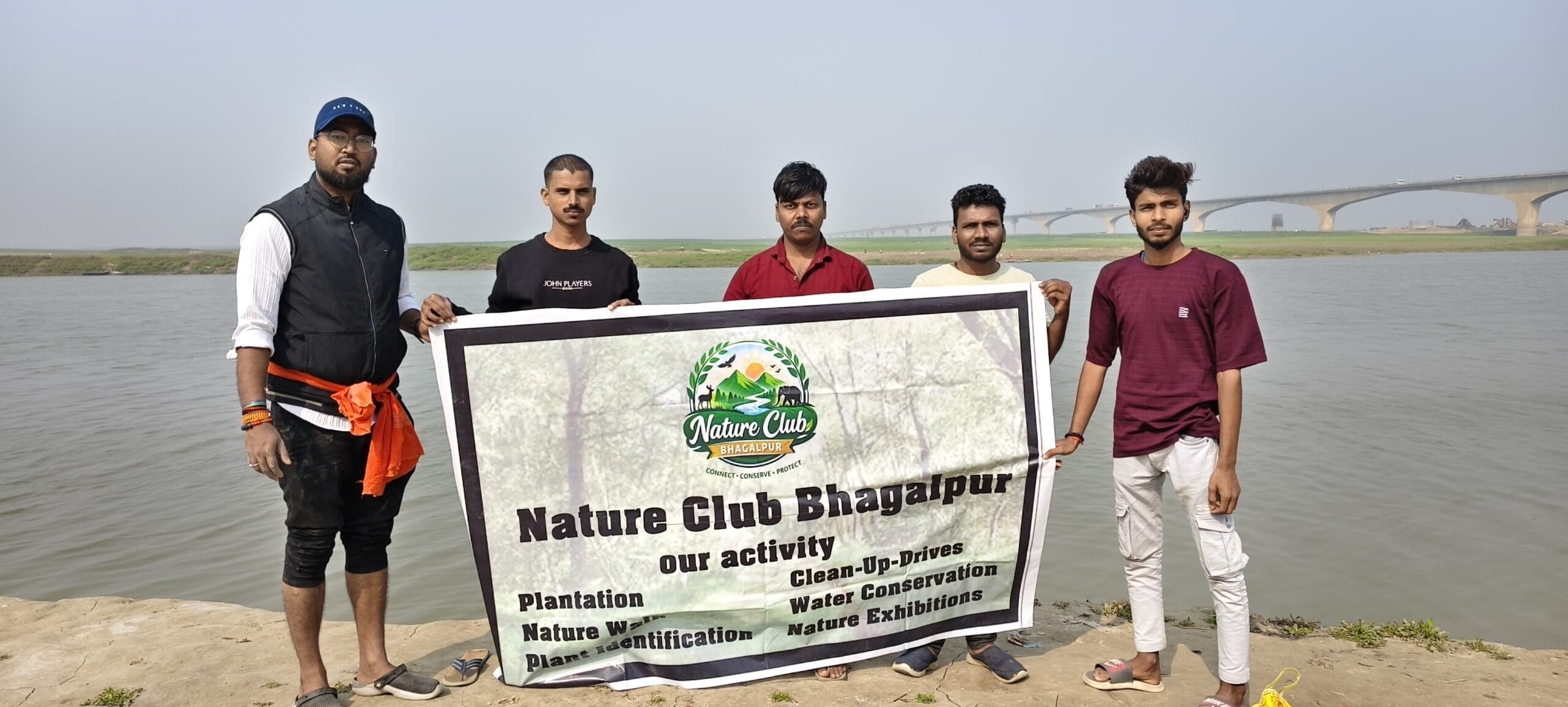 गंगा स्वच्छता को लेकर नेचर क्लब का हनुमान घाट पर चला सफाई अभियान