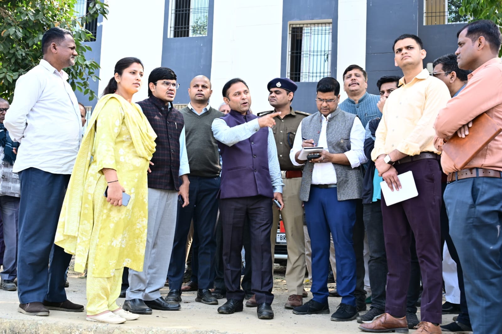 डॉ. नवल किशोर चौधरी का बैजानी पंचायत दौरा: विकास योजनाओं की प्रगति परखी, जल संरक्षण और विवाह मंडप निर्माण को दिए निर्देश