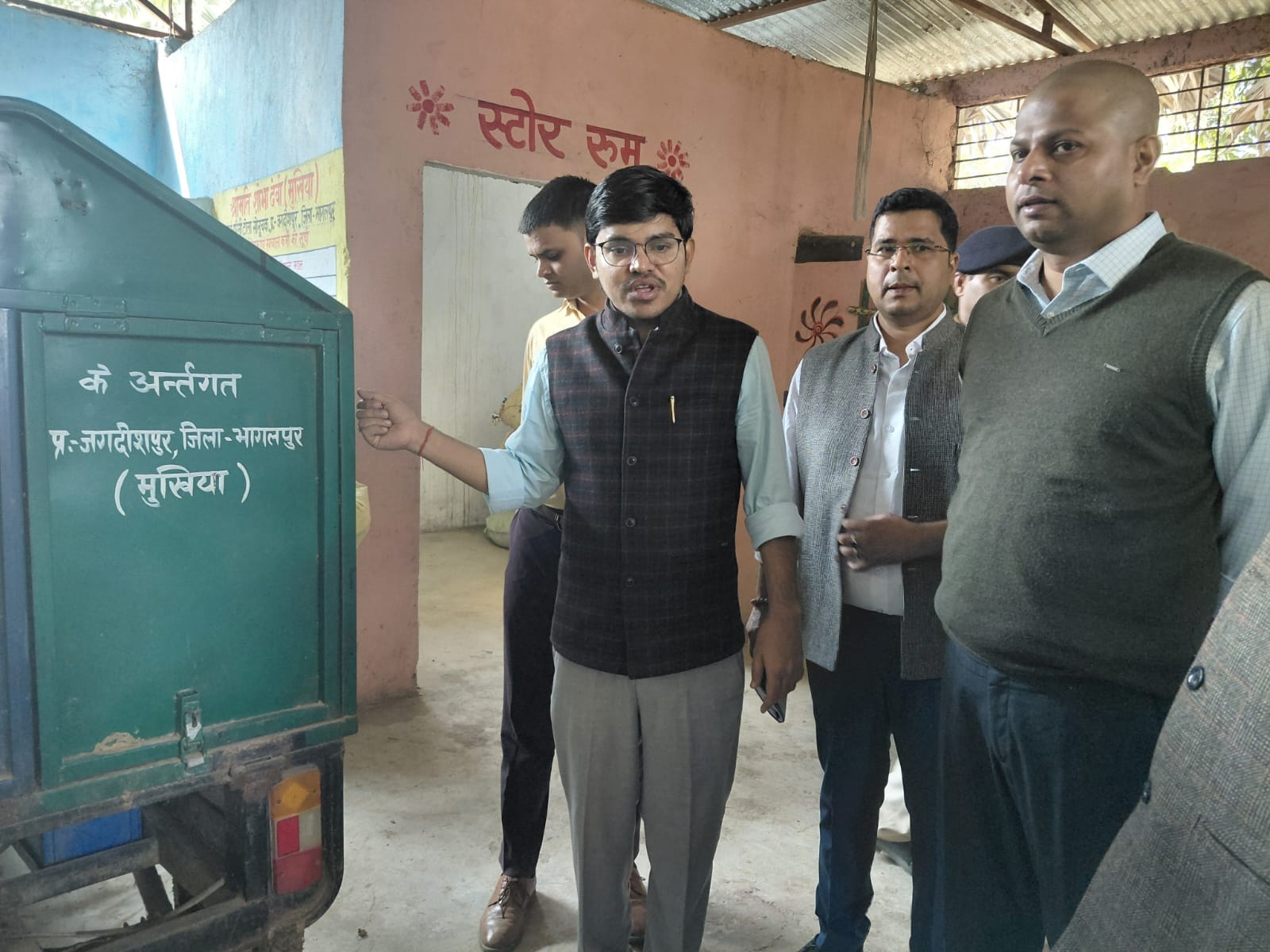 बैजानी पंचायत में एक्शन मोड में डीडीसी प्रदीप सिंह: योजनाओं की सख्त समीक्षा, स्कूल में बच्चों संग किया भोजन