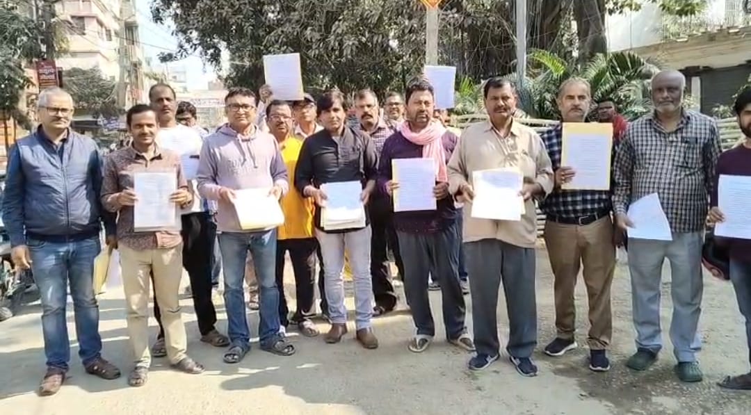 बिना नोटिस भूमि अधिग्रहण का आरोप: ओवरब्रिज निर्माण के विरोध में शिवपुरी–कैलाशपुरी के लोग सड़क पर उतरे