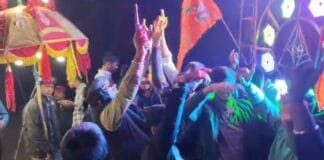 नाथनगर में शिव बारात के दौरान युवक ने लहराया देसी कट्टा, वीडियो वायरल — पुलिस ने दर्ज की प्राथमिकी