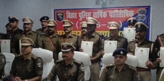 भागलपुर में उत्कृष्ट सेवा के लिए पुलिसकर्मियों का सम्मान, आईजी विवेक कुमार ने दिया प्रशस्ति पत्र