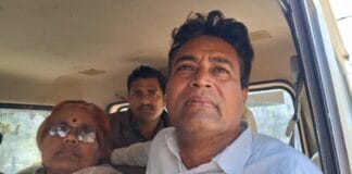 रोहतास में अधिवक्ता के घर छापा: अवैध हथियार बरामद, पति-पत्नी गिरफ्तार